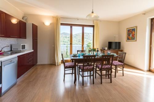 奥尔塔圣朱利奥Casa Elsa - Lago d'Orta的厨房以及带桌椅的用餐室。