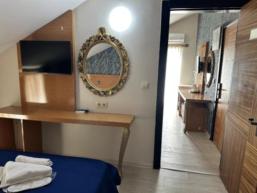 安塔利亚Serenity suites Hotel的墙上有镜子的房间和一张床
