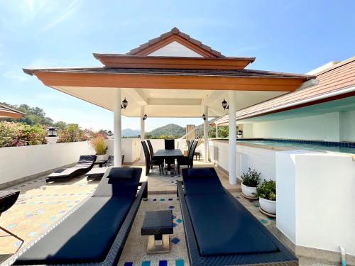 考陶SeaRidge Hua Hin Resort & Poolvilla的天井上配有桌椅的凉亭