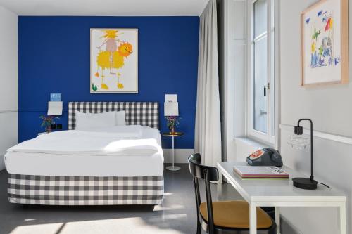 苏黎世Boutique & Art Hotel Helvetia的卧室配有白色的床和蓝色的墙壁