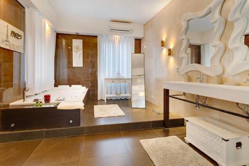 波尔图Apartment Boutique Santa Catarina 2的一间带两个盥洗盆和大镜子的浴室