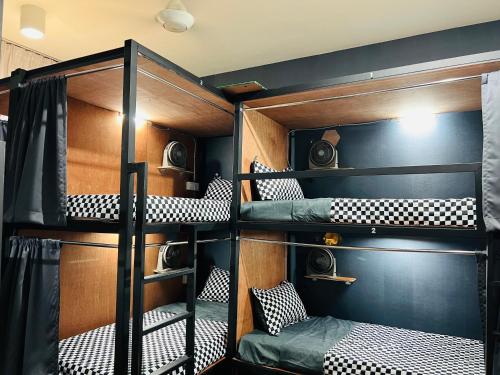 吉隆坡Regalia Spritz Empire Hostel的双层床间 - 带4张双层床