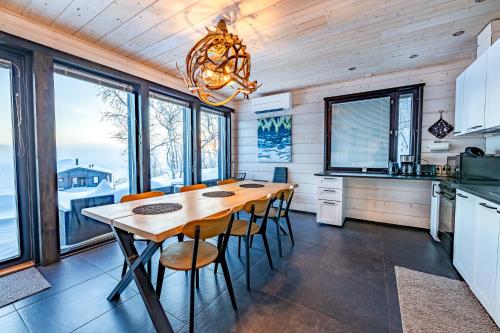 基尔匹斯扎我维Korppi Mökki的厨房配有大型木桌和椅子