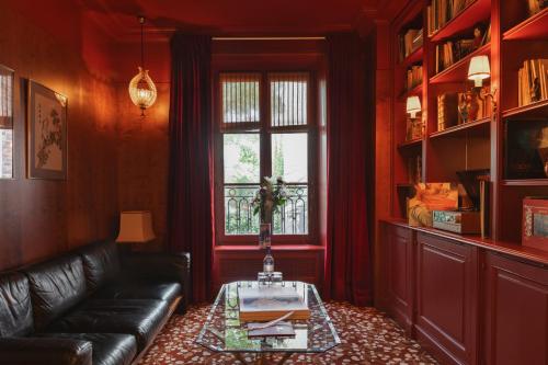 巴黎蒙马特高地特别酒店的带沙发和玻璃桌的客厅