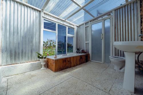 NyahururuOlrok Farm House的带浴缸、卫生间和窗户的浴室