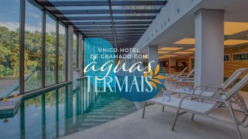 格拉玛多Wyndham Gramado Termas Resort & Spa的大堂设有游泳池,标牌上写着叔叔的字条,我们很宏伟