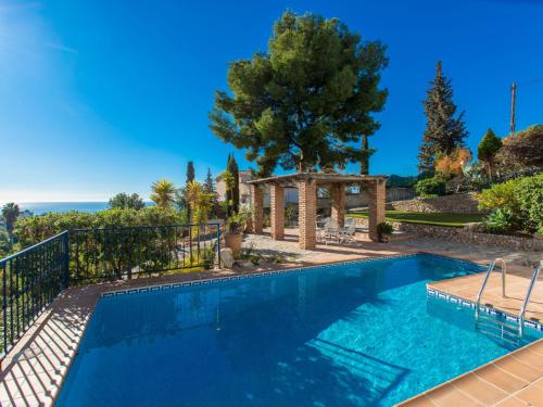 弗里希利亚纳Holiday Home Villa Alegria by Interhome的景观别墅内的游泳池