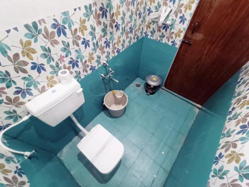 埃尔加德Skylight Residency Yercaud的蓝色客房内的白色卫生间浴室