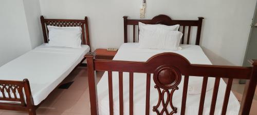 EtulkotteJays Guest, Diyatha Uyana的配有2张床的带白色床单和枕头的客房