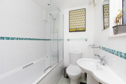 伦敦Charming Victorian 1BR Retreat in the Heart of London的浴室配有卫生间、盥洗盆和淋浴。