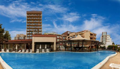阳光海滩MPM Astoria Hotel - Ultra All Inclusive的酒店前方的大型游泳池
