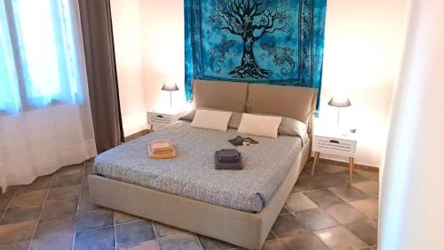 San Vero MilisCasa vacanze nel verde del Sinis的一间卧室,配有一张带两个袋子的床