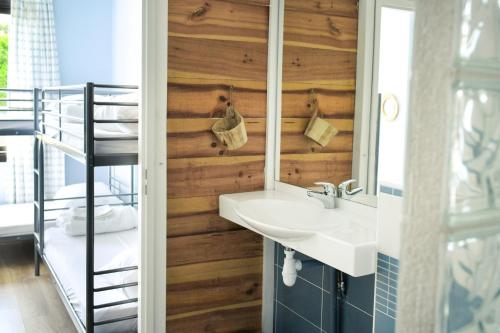 米尼赞海滩Single Fin Hotel & Lodge的一间带水槽和镜子的浴室