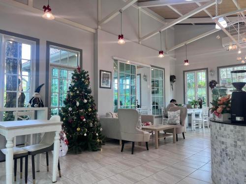 Kaeng KhoiMe and Tree Villa的餐厅的圣诞树,房间里有圣诞树