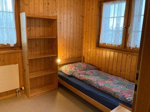 RosswaldChalet Gerbera的小房间设有两张床和两个窗户