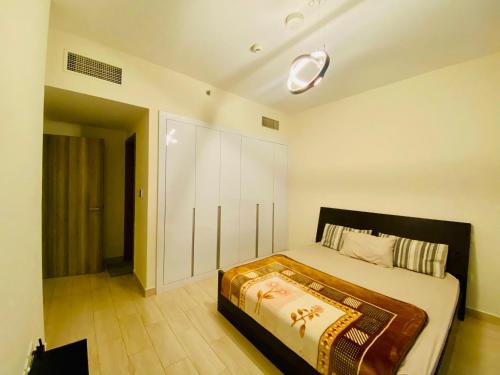 迪拜Executive Master Bedroom In Shared Apartment的一间卧室,卧室内配有一张大床