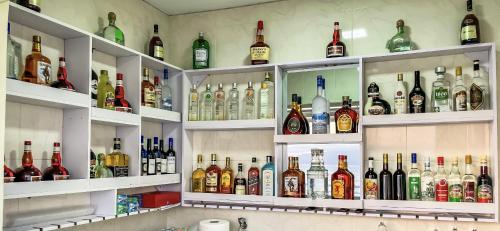 圣菲利佩Cruzeiro Guest House的装满大量酒的货架