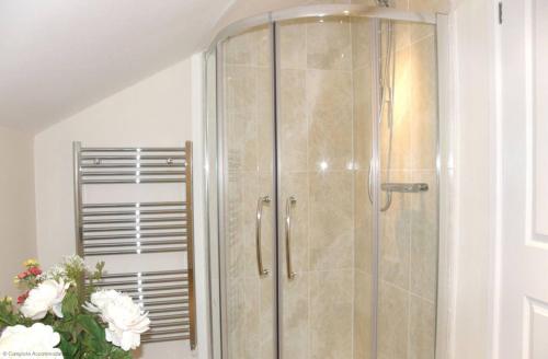 奥尔顿Maplescombe的浴室里设有玻璃门淋浴