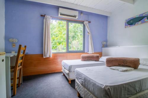 埃斯特角城Mundaka Hostel y Bar的客房设有两张床和窗户。