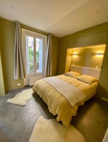 巴黎Chez les artistes de Ménilmontant的一间卧室设有一张大床和一个窗户。