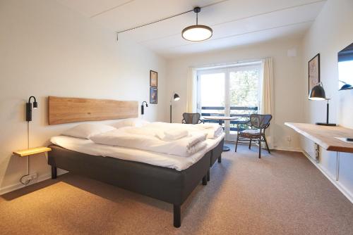 岑讷汽车公寓旅馆的一间卧室配有一张大床和一张桌子