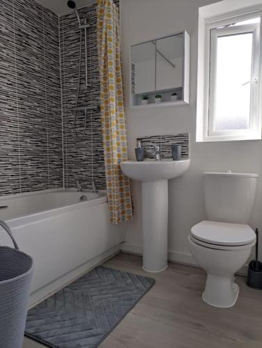 斯皮克Comfy home near airport的浴室配有盥洗盆、卫生间和浴缸。