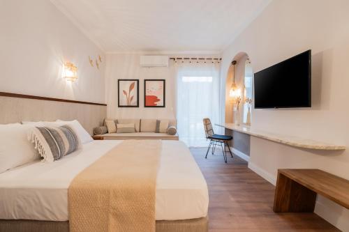 阿尔戈斯托利翁蓝色天堂一室公寓的一间酒店客房,配有一张床和一台电视