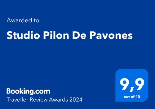 帕沃内斯Studio Pilon De Pavones的蓝色的方形,上面写着水牛枕头