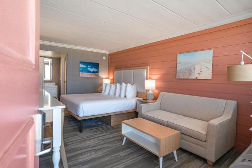 比奇港Spray Beach Hotel的酒店客房,配有床和沙发