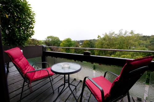 施托尔贝格Parkhotel Hammerberg的阳台配有桌椅和桌子。
