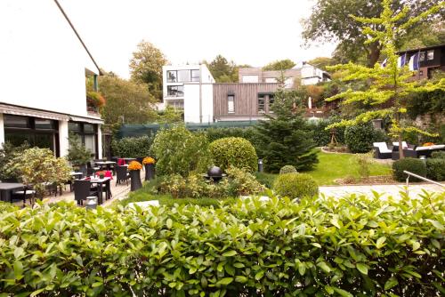 施托尔贝格Parkhotel Hammerberg的灌木丛建筑前的花园