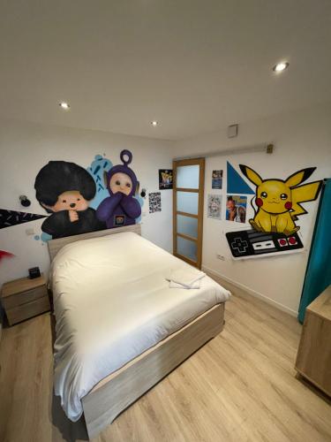 图勒Le 90'S的一间卧室,床上有卡通人物