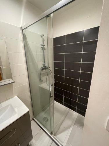 图勒Le 90'S的浴室里设有玻璃门淋浴