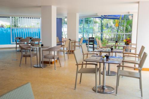 卡塔赫纳HOTEL OCEANIA的用餐室设有桌椅和窗户。
