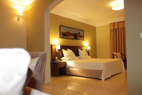 努瓦克肖特努瓦克肖特毛里中心酒店的酒店客房,配有床和沙发