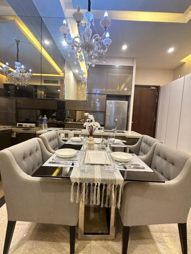 吉隆坡Dorsett Suites City Center KL的一间带桌椅的厨房和一间用餐室