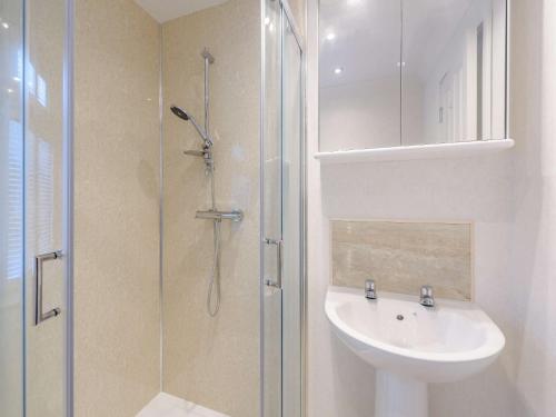 欧克汉普敦2 Bed in Okehampton 85432的白色的浴室设有水槽和淋浴。