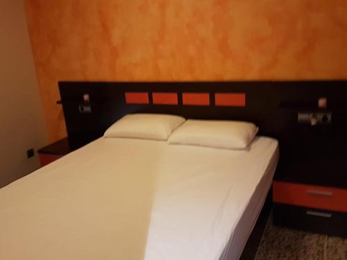 克雷克塞利La Plana的一张床上有两个枕头的房间