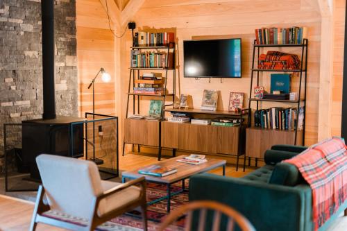 Lake LuzerneHuttopia Adirondacks的带沙发和电视的客厅