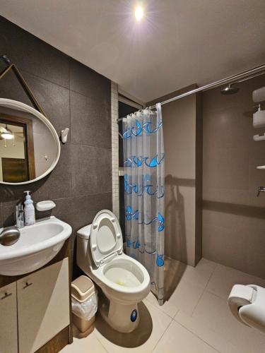 通苏帕Departamentos frente al mar Resort Playa Azul的浴室配有卫生间、盥洗盆和淋浴。