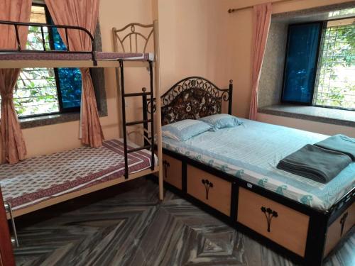 BhogweGovindaashram的一间带两张双层床的卧室和两个窗户