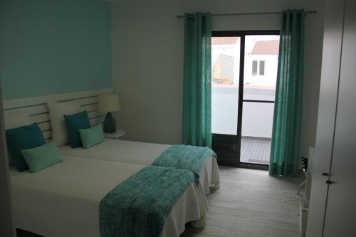 坎普自由鎮Vila Mar的一间卧室设有一张床和一个大窗户