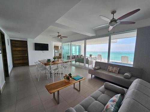 通苏帕Departamentos frente al mar Resort Playa Azul的客厅配有沙发和桌子
