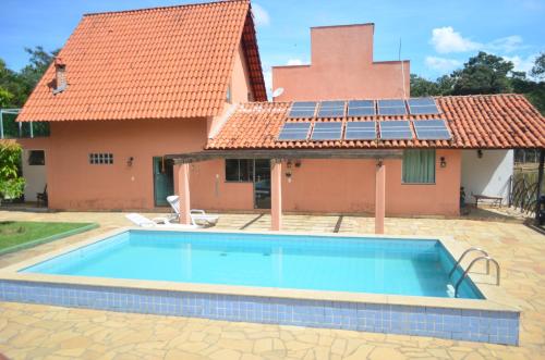 Santo Antônio do AmparoRECANTO MARIANE的房屋前有游泳池的房子