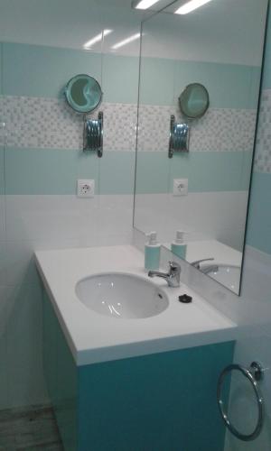 坎普自由鎮Vila Mar的一间带水槽和镜子的浴室