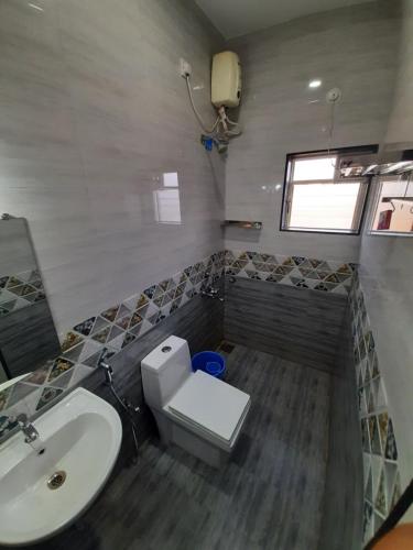 PernemHotel RSA Residency的一间带水槽和卫生间的浴室