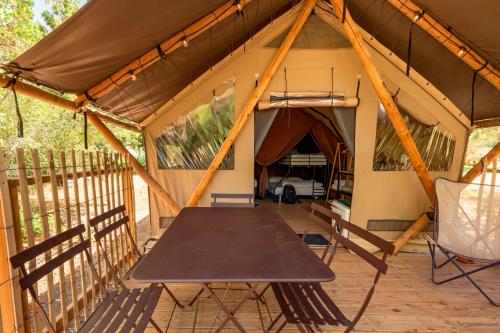 ValyermoHuttopia Paradise Springs的帐篷内配有桌椅