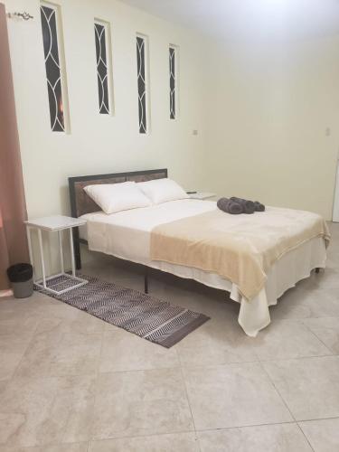 Santa CruzNoud Villa的一间卧室配有两张床和一张桌子