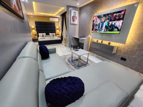 莱基Atlantic Palms Suites的带沙发和电视的客厅