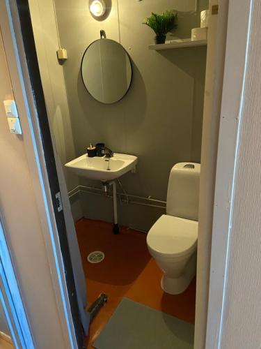 LierSpørkel Landbruk的浴室配有白色卫生间和盥洗盆。